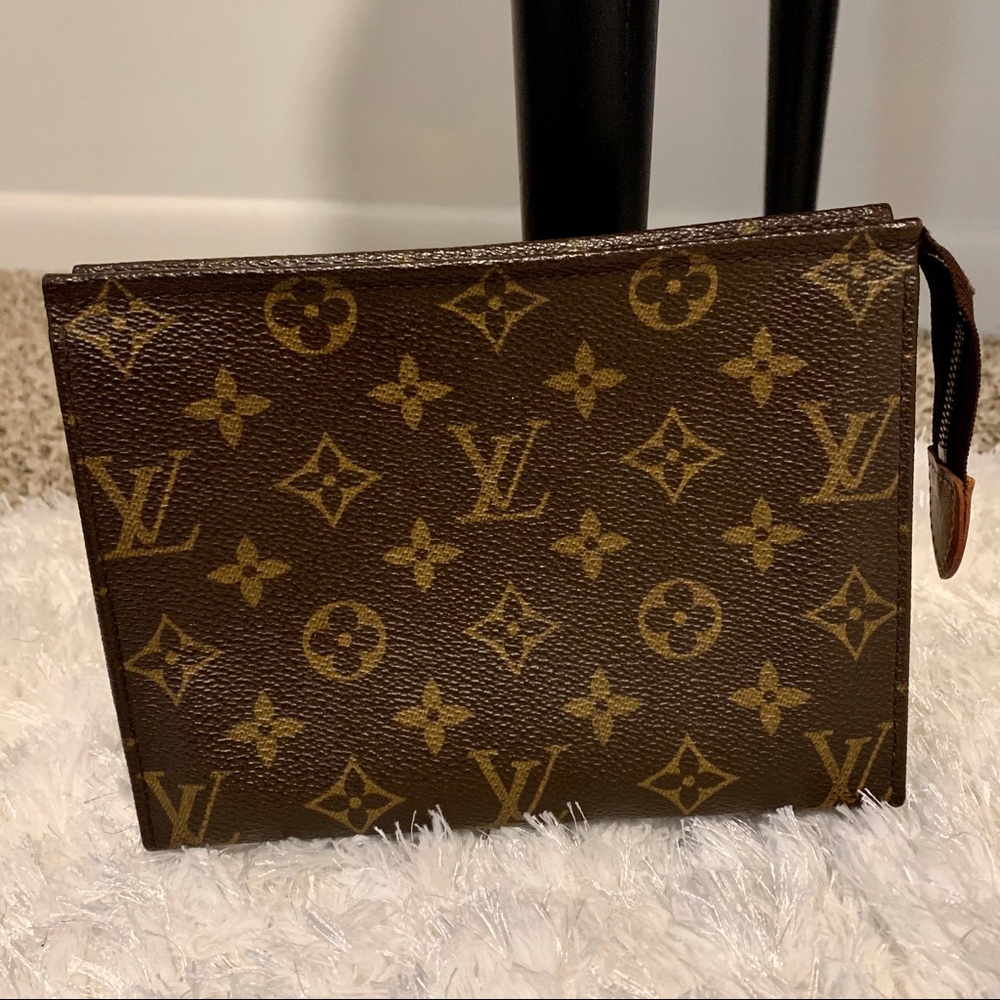 Louis Vuitton Toiletry 19